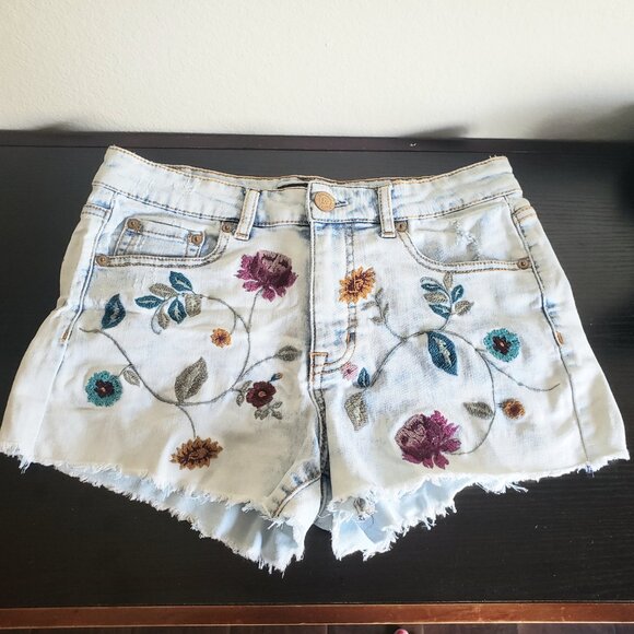 Aeropostale Embroidered Floral High Waisted Midi Distressed Denim Shorts Size 6 - Picture 1 of 7
